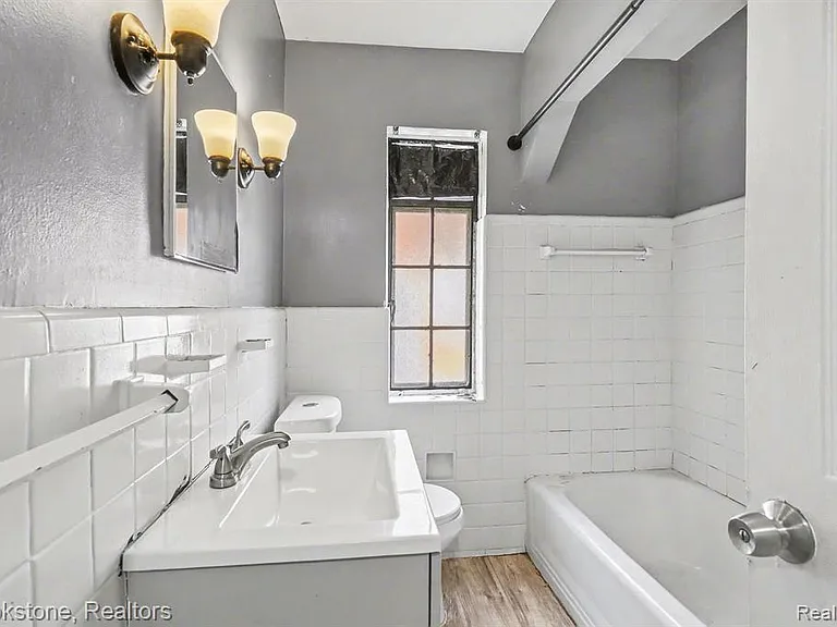 16605 Freeland St — Photo 14