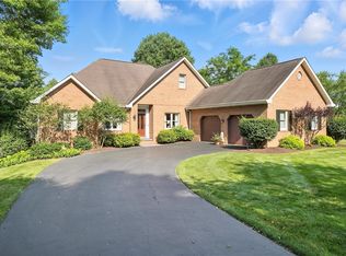 13 Kings Ln, Grove City, PA