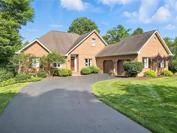 13 Kings Ln, Grove City, PA 16127