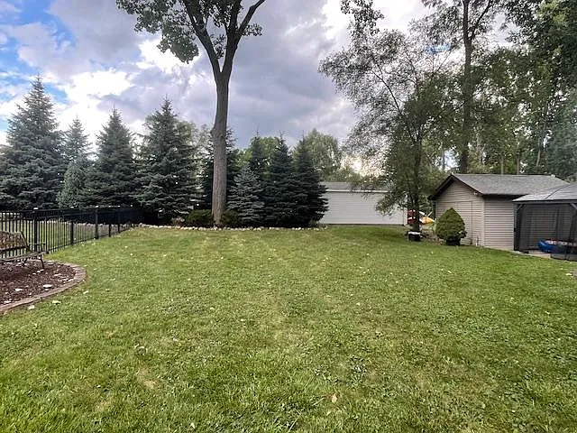 1075 Lalond Ave — Photo 34