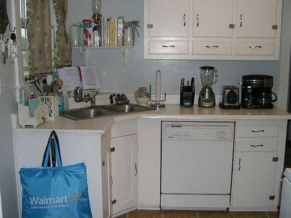 Kitchen w/corner sink