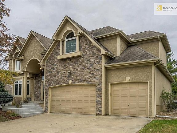 2nd image of 1027 SW Foxtail Dr