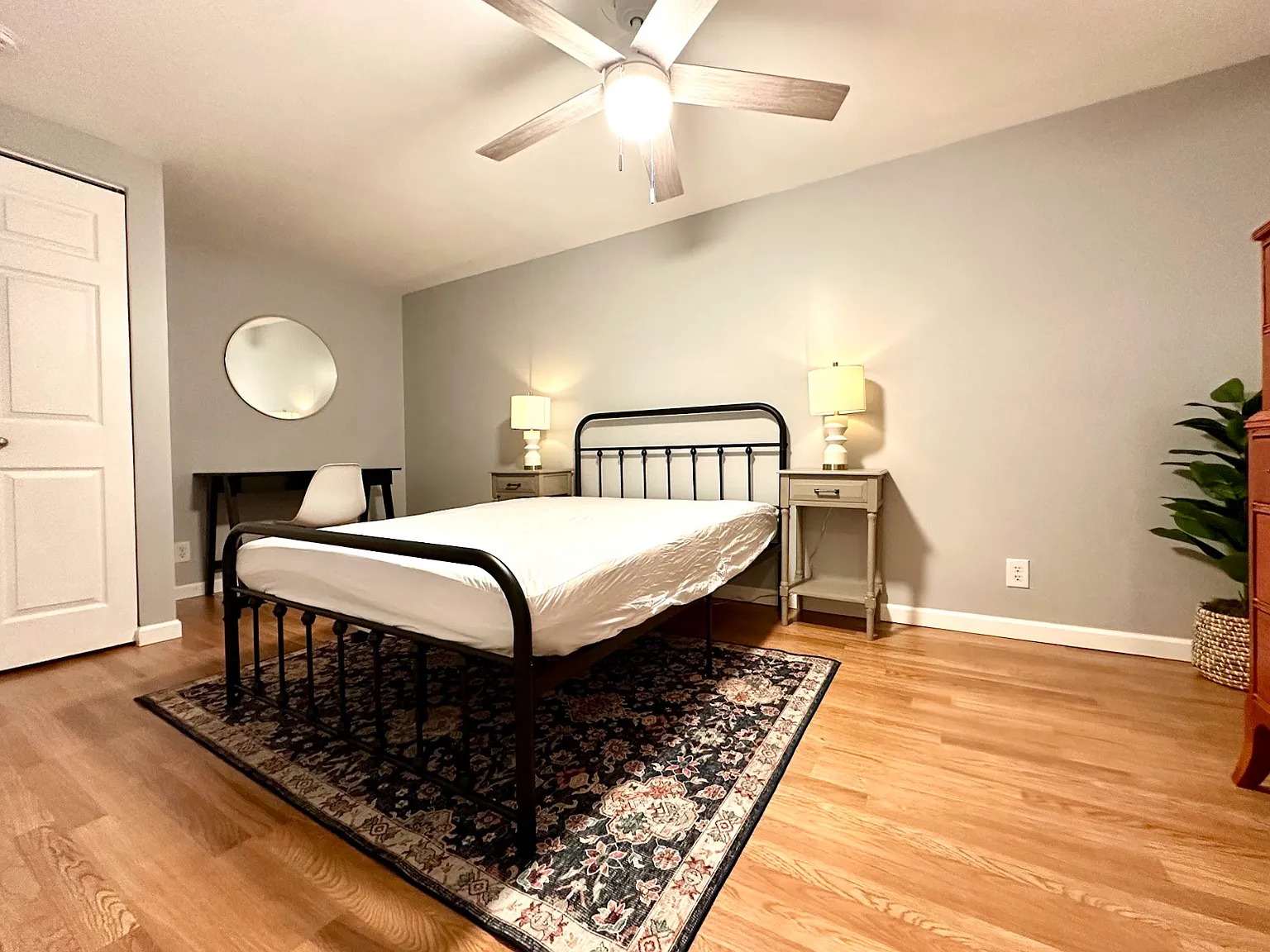 8 bed, 4.5 bath, 2500 sqft, $899 — Photo 2