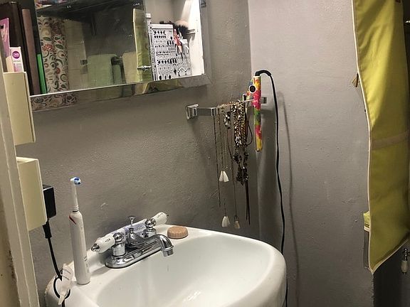 5th image of 1540 Logan St APT 27