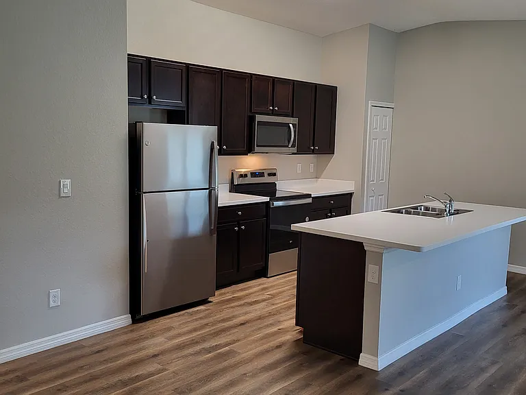 860 Phyllis St — Photo 13