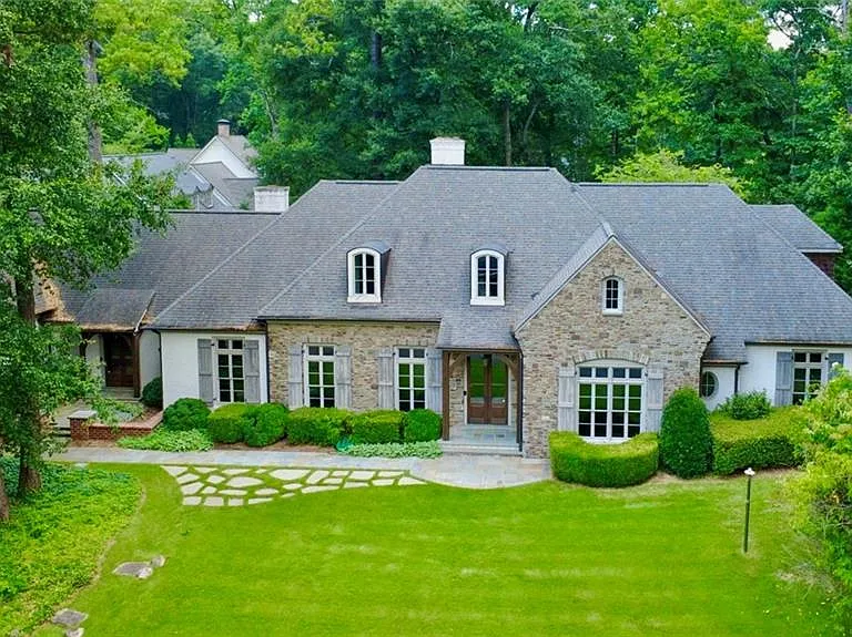 425 Broadland Rd NW — Photo 1