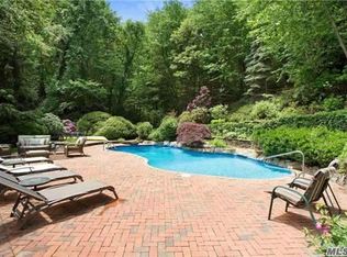 1524 Laurel Hollow Rd, Syosset, NY 11791