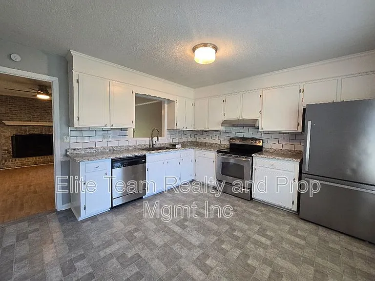 2021 Downey St — Photo 4