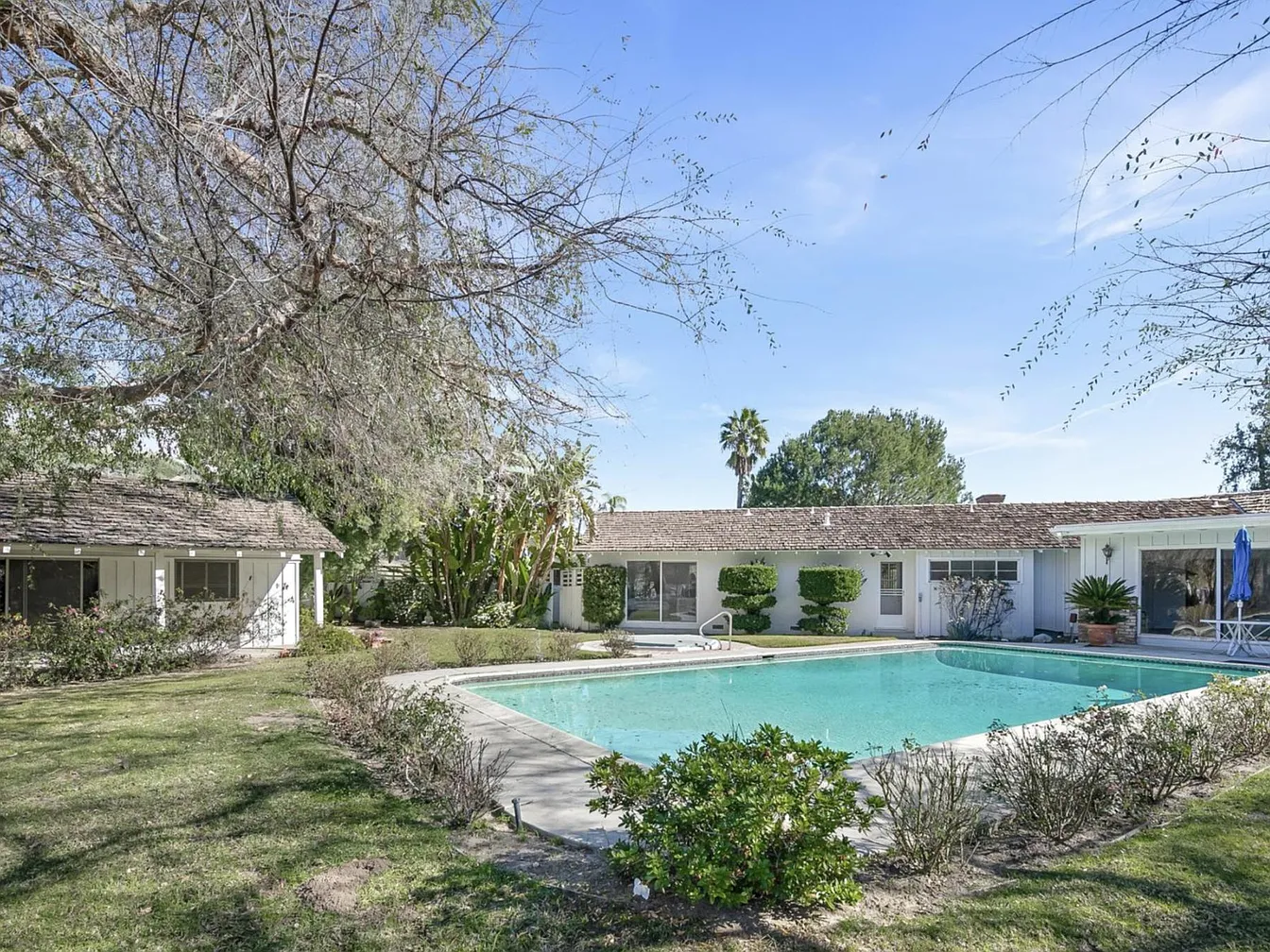 5c2303a21f989e416d6449fe383842