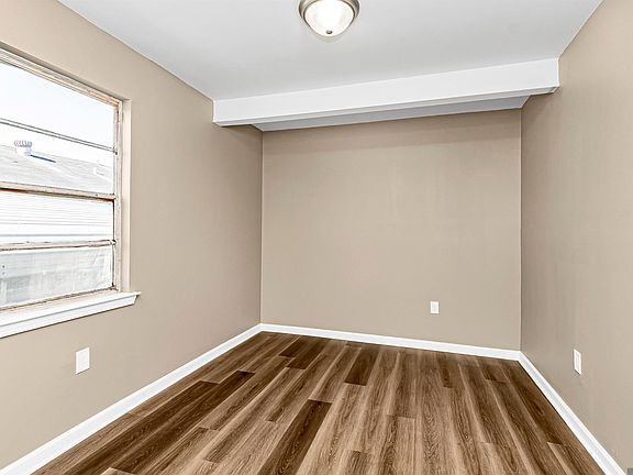 5th image of 381 Mills Ave