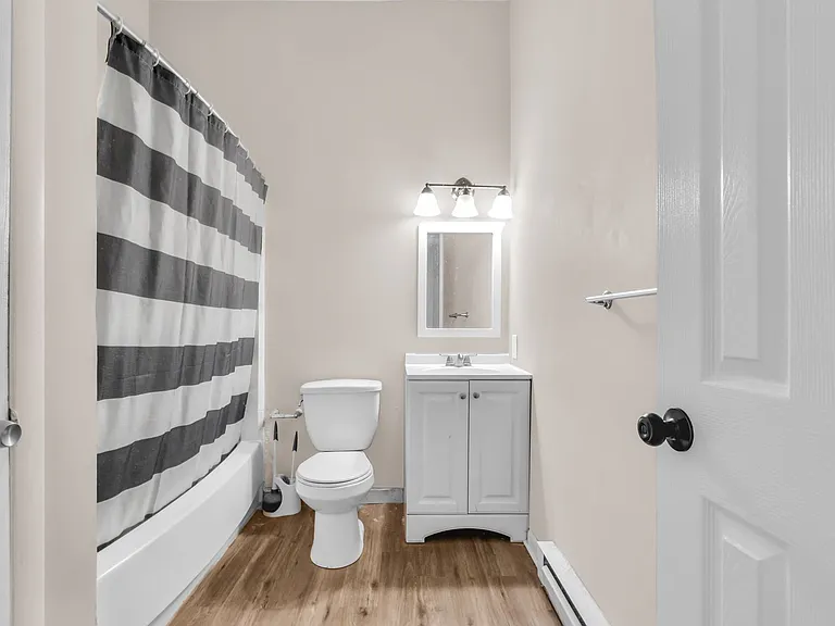 439 W Walnut St — Photo 23