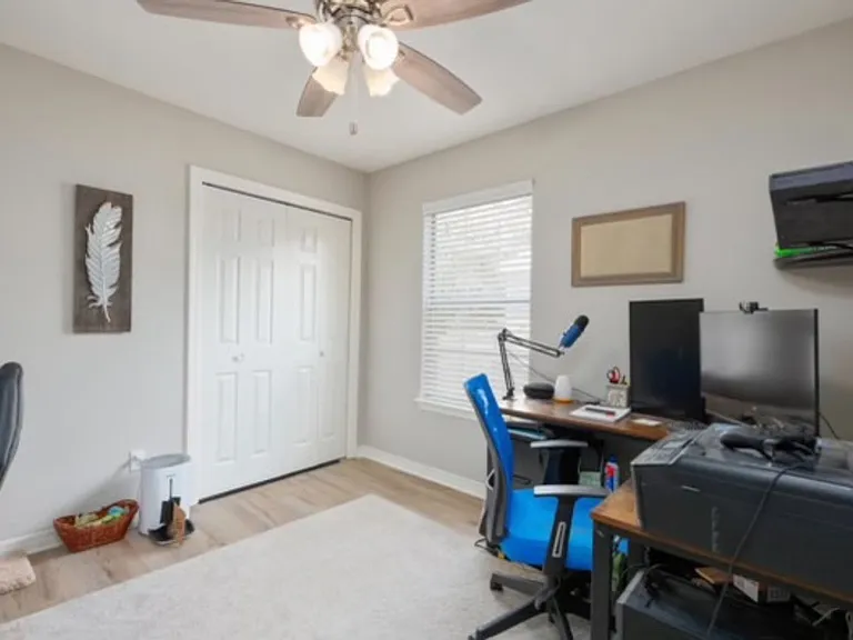 1270 Laura Ln — Photo 15