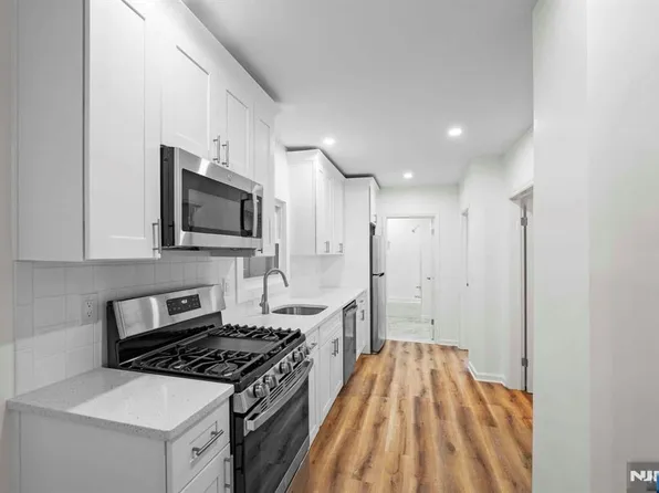 425 7th St, Fairview, NJ 07022