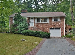 8 Hearthstone Dr, Kinnelon, NJ 07405