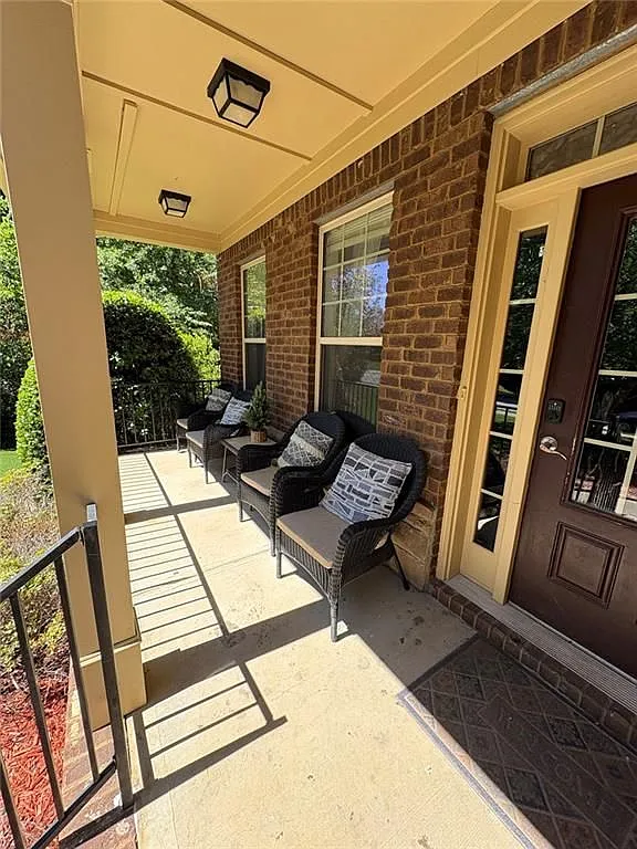 5 bed, 4.0 bath, 4140 sqft, $3,200 — Photo 2