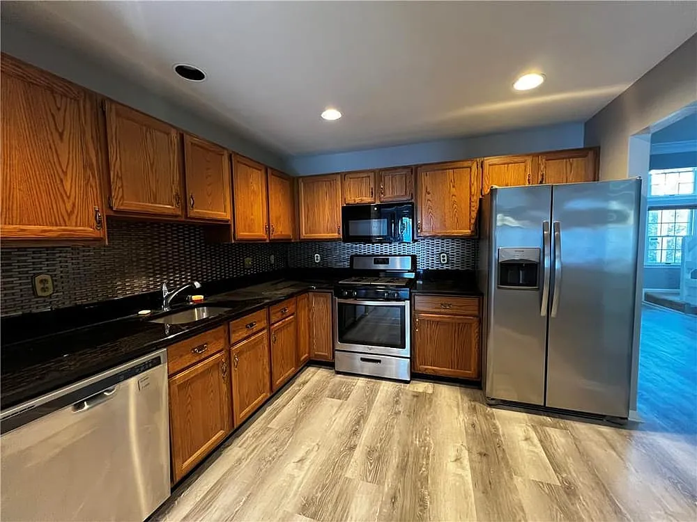 3 bed, 2.5 bath, 2200 sqft, $4,100 — Photo 2