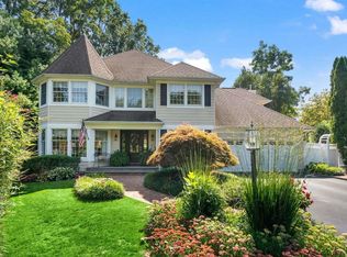 8 Chuck Hollow Ct, Huntington, NY 11743