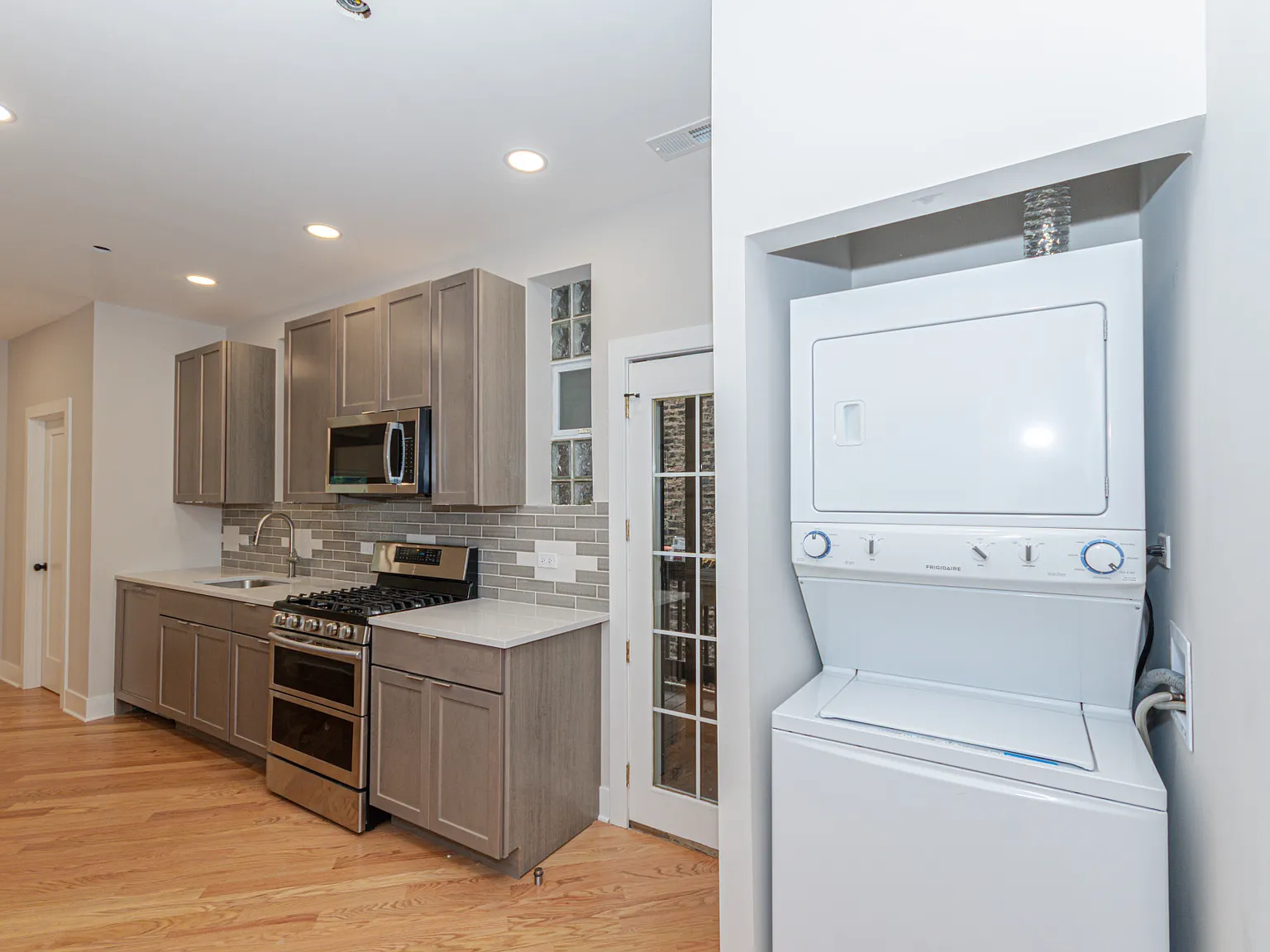 2 bed, 1100 sqft, $2,400 — Photo 2