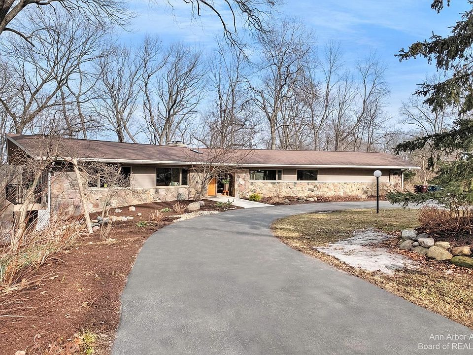 1st image of 415 Riverview Dr