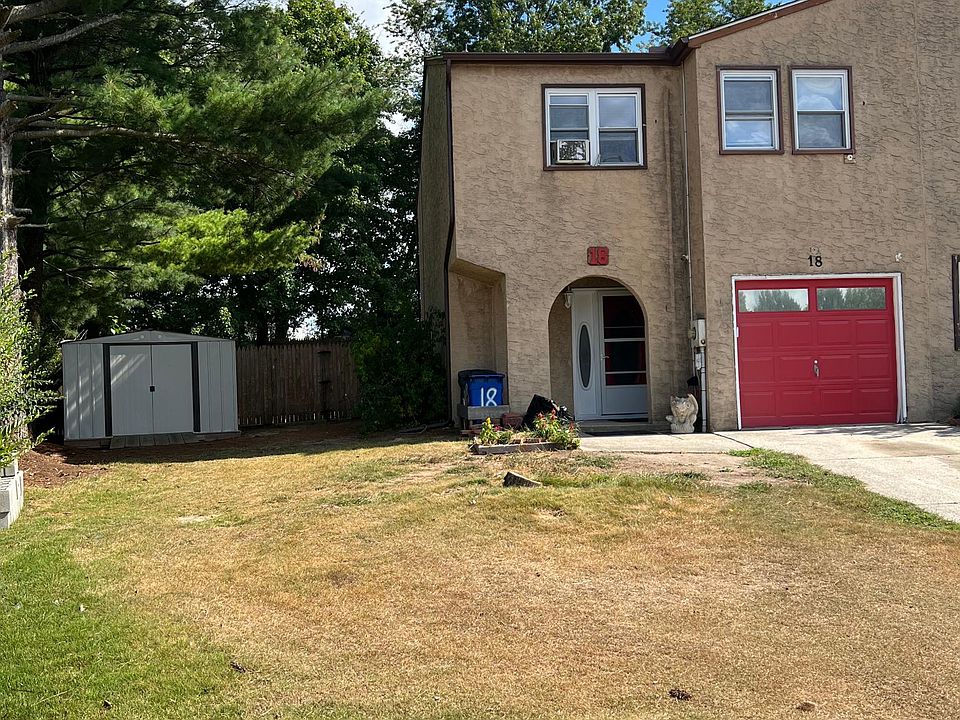 The front of the house with a one car garage with an opener. Brand new roof and gutters just done.