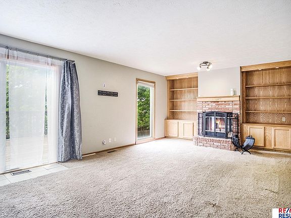 3rd image of 825 Spruce Dr