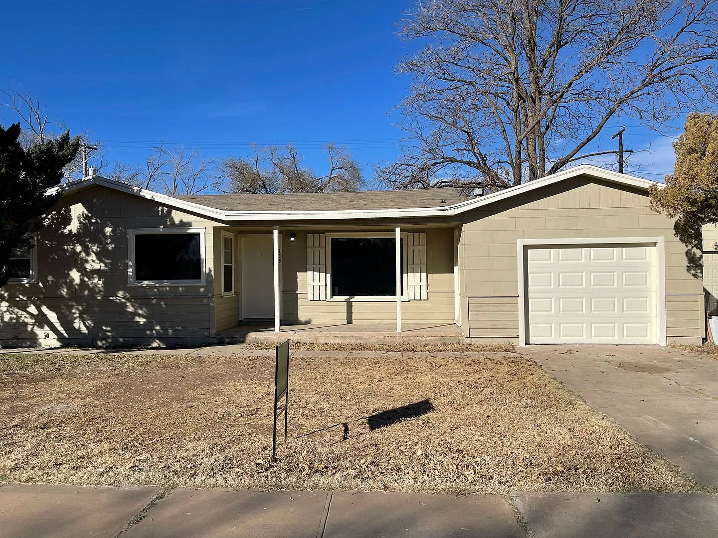 3-Bedroom Plainview Home with 1-Car Garage and Spacious Backyard — Photo 2