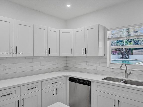 4th image of 515 NE 142nd St