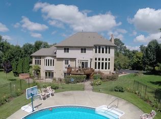 1072 Hunter Ct, Milford, MI 48381