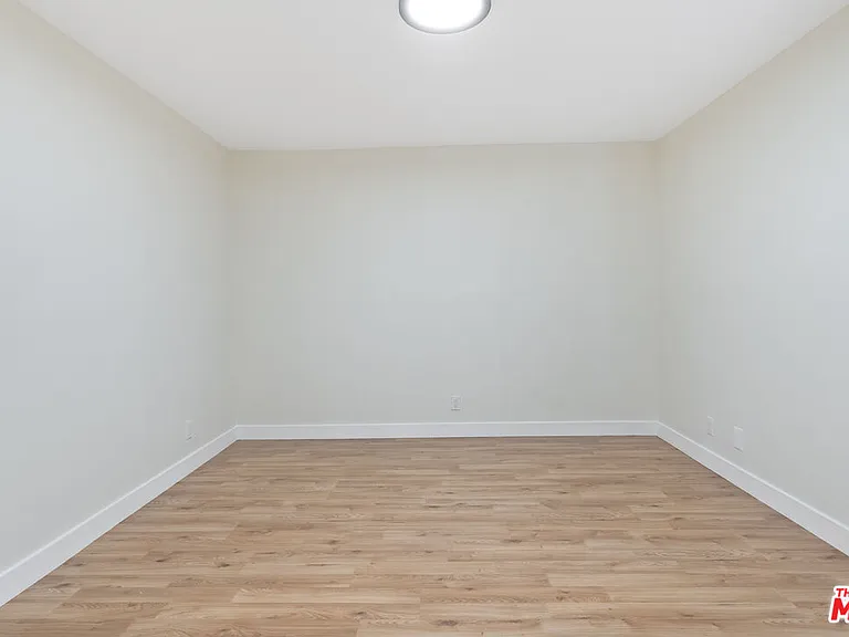5541 Fallbrook Ave — Photo 26