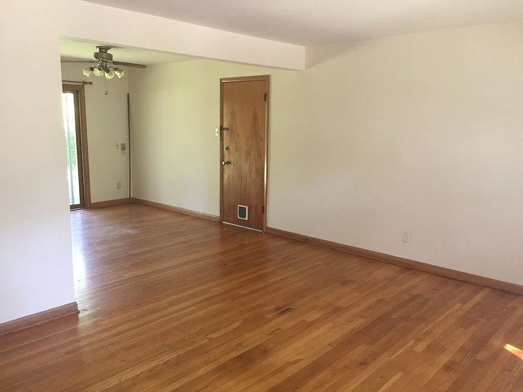 4 bed, 1950 sqft, $1,995 — Photo 2