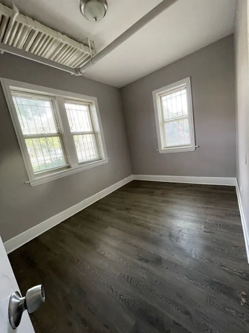 1332 W. 82nd St — Photo 2