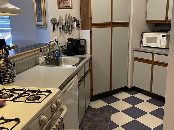 5th image of 1110 Sheffield St #302
