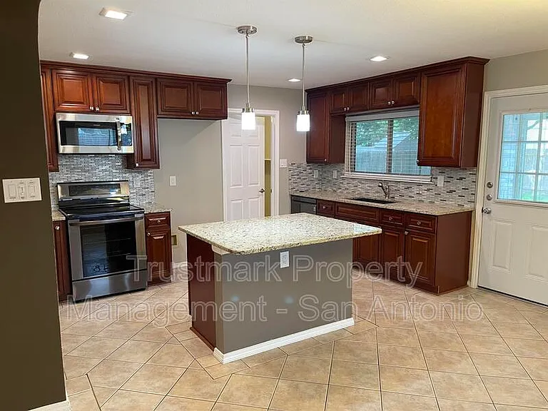 8335 Bent Meadow Dr — Photo 10