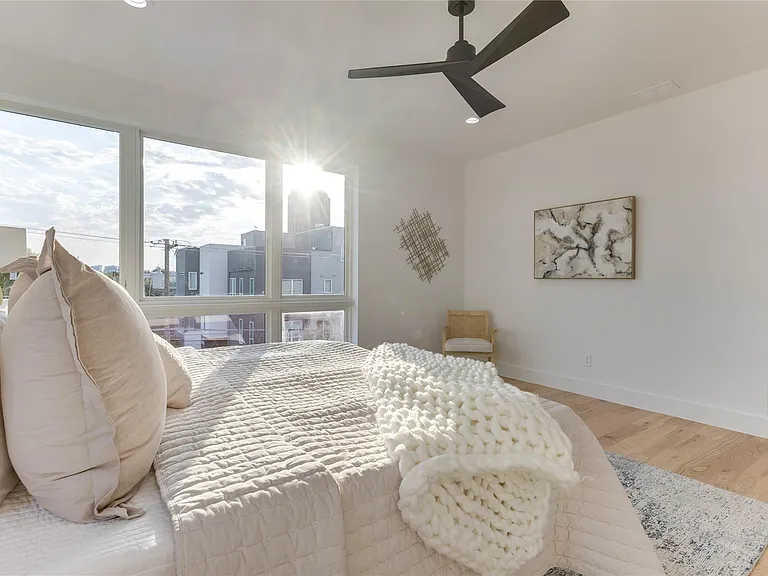 2336 N Carroll Ave — Photo 17