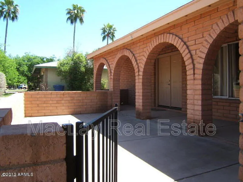 3 bed, 2.0 bath, 1700 sqft, $2,300 — Photo 2