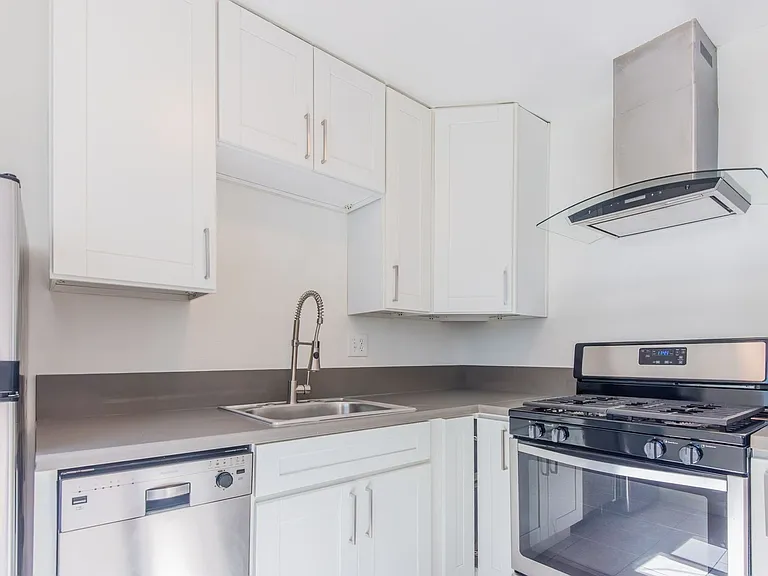 1743 La Brea Residences — Photo 13
