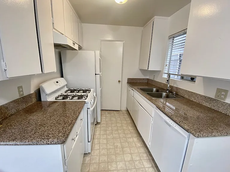 637 Manhattan Beach Blvd — Photo 4