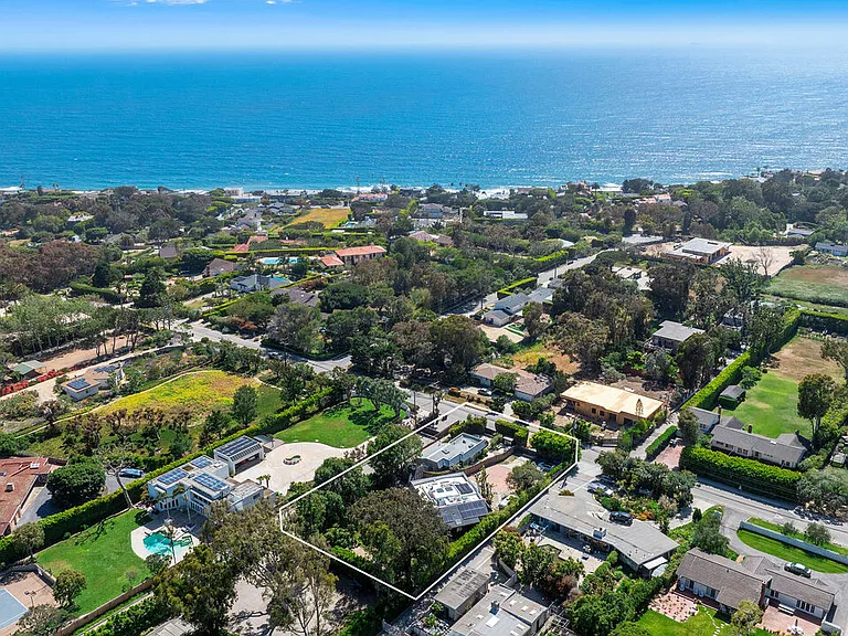 7038 Dume Dr — Photo 47