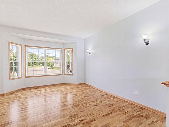5th image of 5384 Radford Ave NE