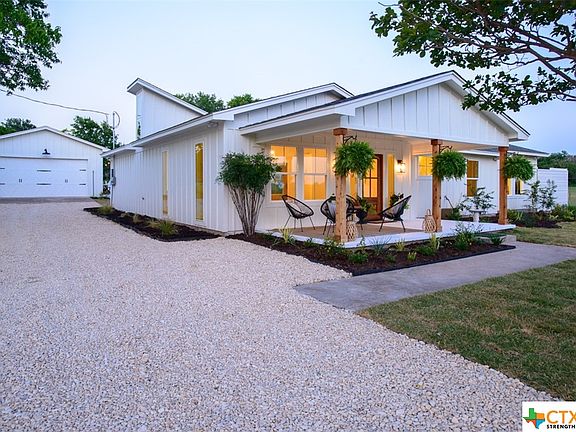 3rd image of 828 Shaw Ln