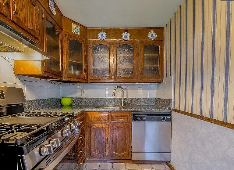 1075 Brookwood Ln — Photo 9