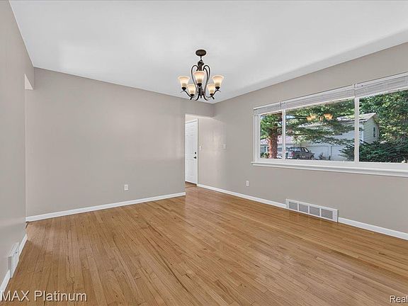 3rd image of 618 Chicago Dr