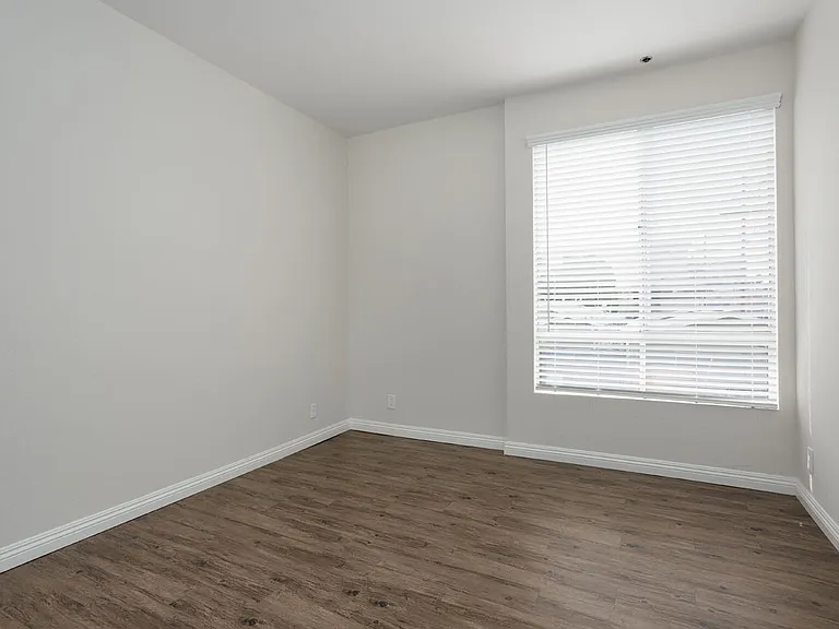 11037 Hartsook St #105 — Photo 10