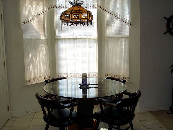 Bkfst Nook w/Bay Window