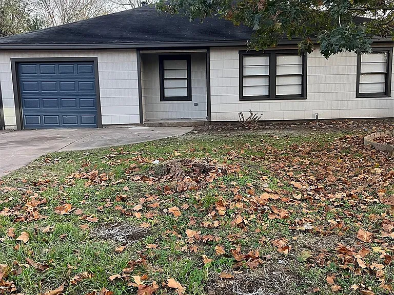 902 Alice St — Photo 1