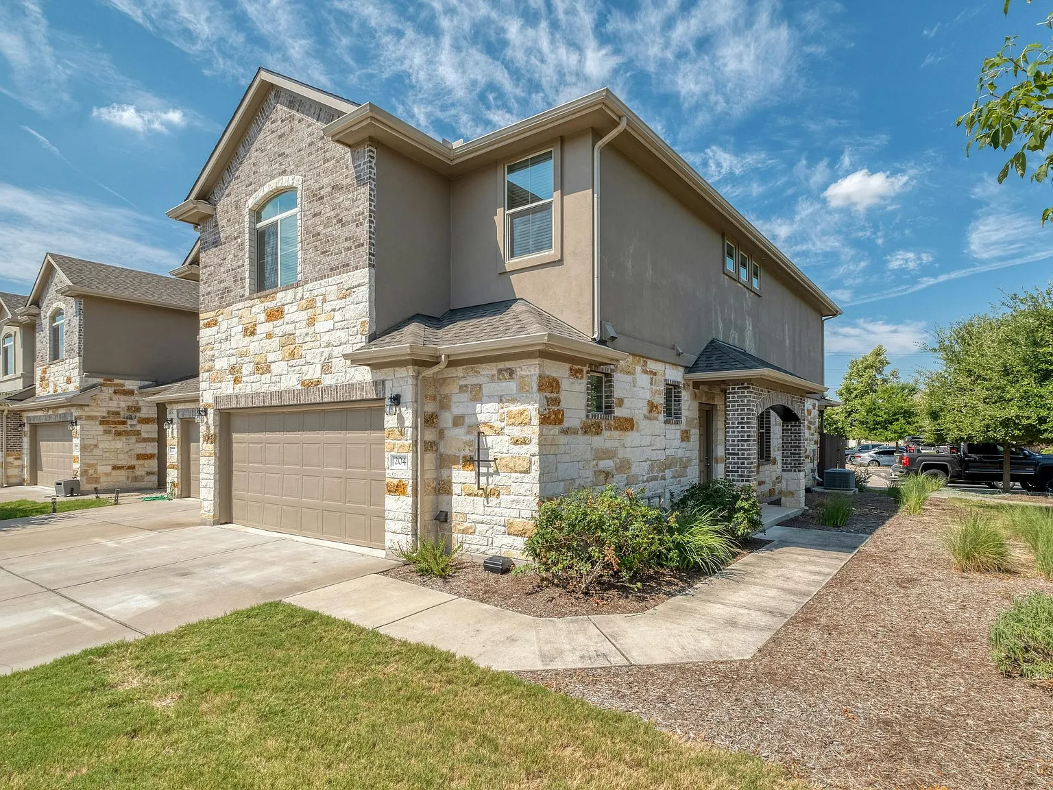 4 bed, 2.5 bath, 2102 sqft, $2,095 — Photo 1