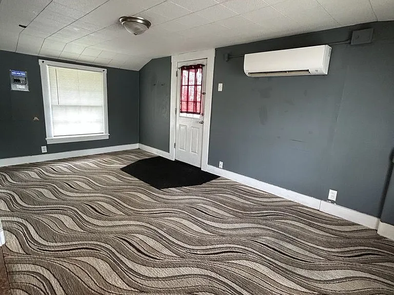 107 W Lindburg St — Photo 2