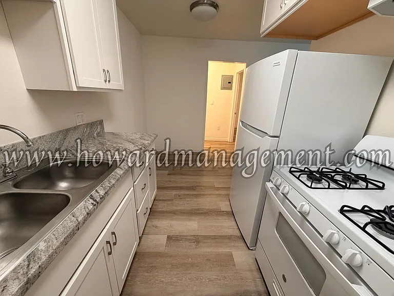 ** Move In Special** 4124 Grand View! Prime Location, All Vacancies Currently Offering 2 Week Fre... — Photo 7