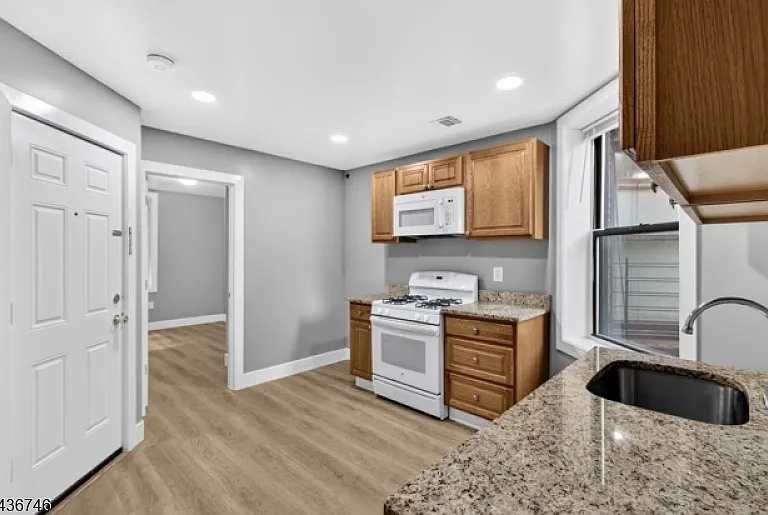 220 3rd St #17 — Photo 3