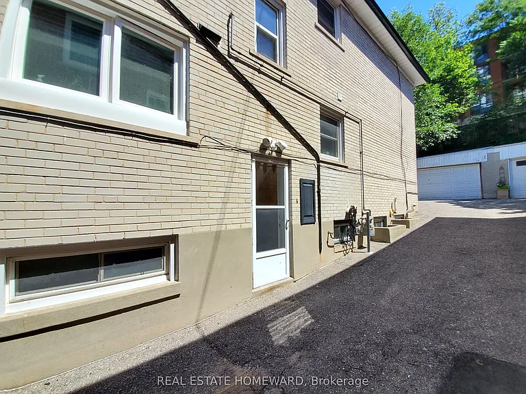 21 Love Cres #MAIN FLOOR — Photo 39